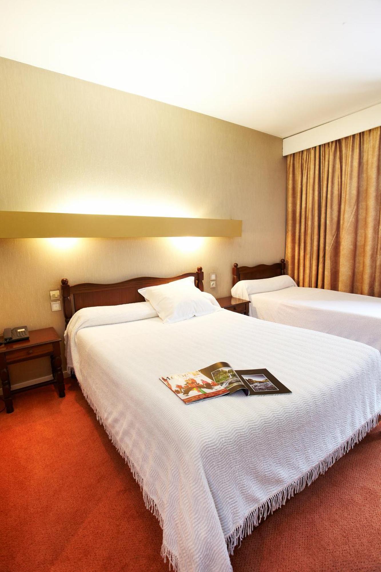 Hotel De Paris Bagnères-de-Luchon Zimmer foto